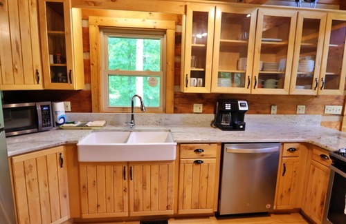Cherokee Cabin | The Highland: Firepit, Loft Patio, Panoramic Views, Pet friendly, Gas Fireplace, Full Kitchen