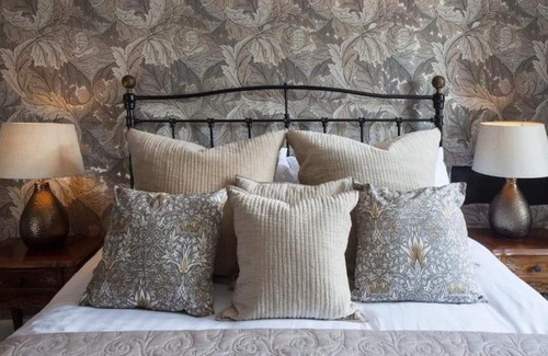 Burford Hotel | The Highway Inn