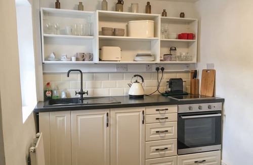 Cromford Cottage | THE HILL, character holiday cottage, with a garden in Cromford