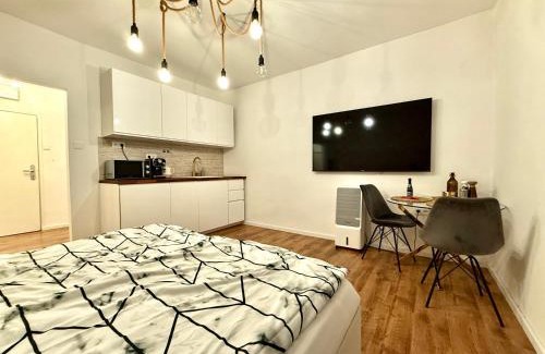 Old Town Apartment | The Hill Studio - Free Parking & Walk to Old Town