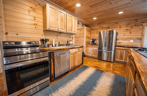 Hamden Cabin | The Hilltop at Puritan Ridge, sleeps up to 14 guests near Ohios top attractions!