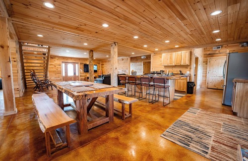 Hamden Cabin | The Hilltop at Puritan Ridge, sleeps up to 14 guests near Ohios top attractions!