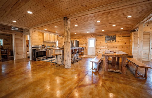 Hamden Cabin | The Hilltop at Puritan Ridge, sleeps up to 14 guests near Ohios top attractions!
