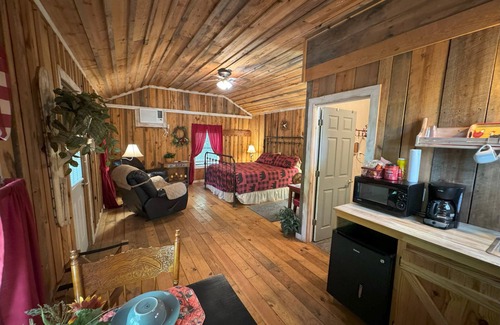 Mountain View Cabin | The Hilltop Cabins - Farmhouse