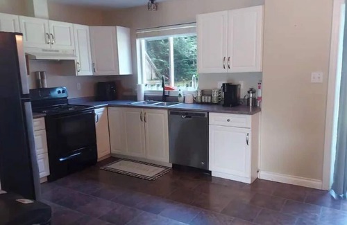 North Cowichan House | The Hilton House - Bright sunny, 3 bedroom home.