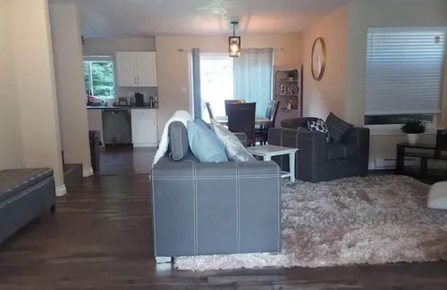 North Cowichan House | The Hilton House - Bright sunny, 3 bedroom home.