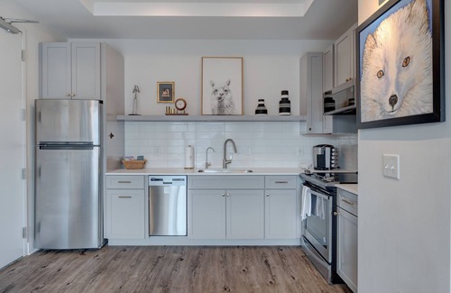 River District Apartment | The Hive 201 King Suite by BlueStar