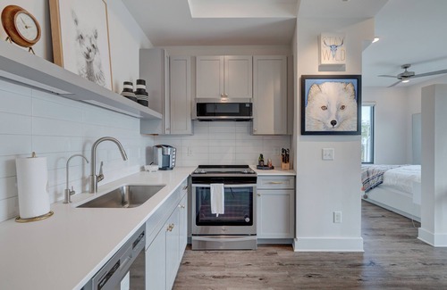 River District Apartment | The Hive 201 King Suite by BlueStar