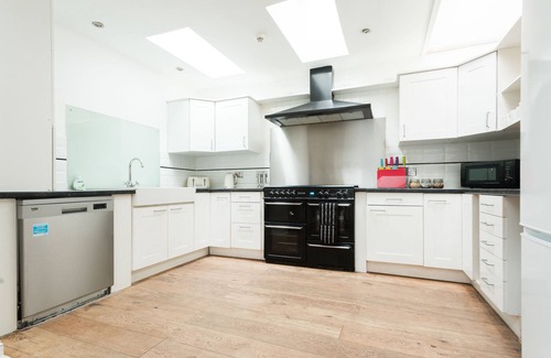 Bath Apartment | The Hive House - Large Light-Flooded 6BDR Townhouse