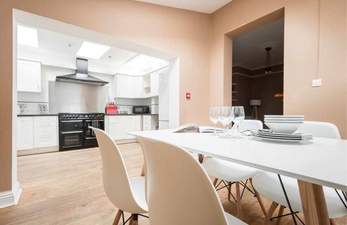 Bath Apartment | The Hive House - Large Light-Flooded 6BDR Townhouse