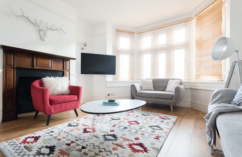 Bath Apartment | The Hive House - Large Light-Flooded 6BDR Townhouse