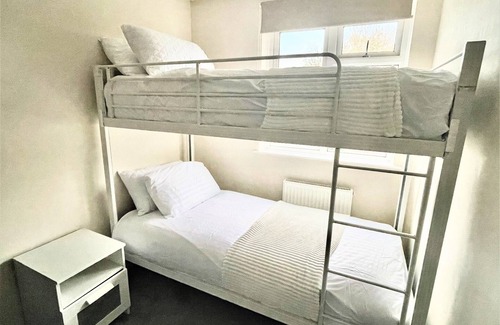 Kidlington House | The HK House - Family Friendly Near To Blenheim Palace & Oxford City Centre