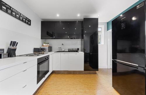 Watford Apartment | The Hogwarts Retreat - Cinema Room - September Offer!