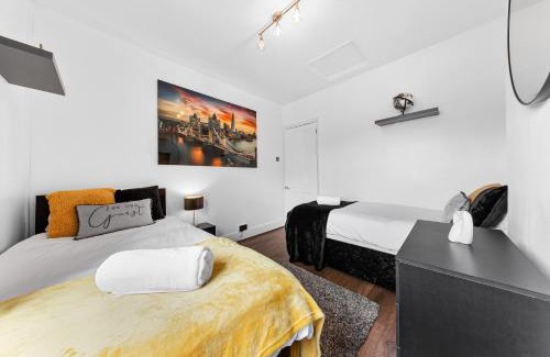 Watford Apartment | The Hogwarts Retreat - Cinema Room - September Offer!
