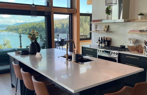 East Kootenay House | The Holiday House - Spectacular Views - Lakefront - Hot Tub