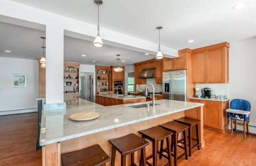 Kauneonga Lake House | The Homestead Full: Lakefront Fun—Sleeps 28!