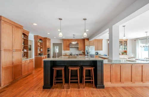 Kauneonga Lake House | The Homestead Full: Lakefront Fun—Sleeps 28!