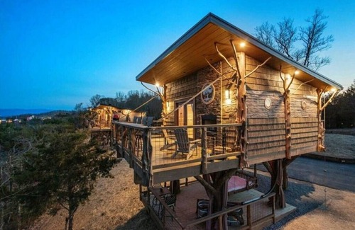 Sevierville Cabin | 🐝The Honey Hole Luxury Treehouse In The Smokies🍯