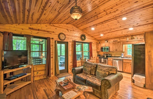 Helen Cabin | ‘The HoneyBee’ Cabin w/Private Porch + Hot Tub