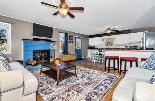 Candler Cottage | The Honeybee Cottage: Conveniently located close to Asheville