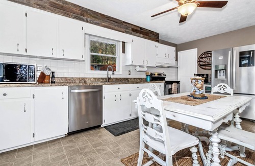 Candler Cottage | The Honeybee Cottage: Conveniently located close to Asheville