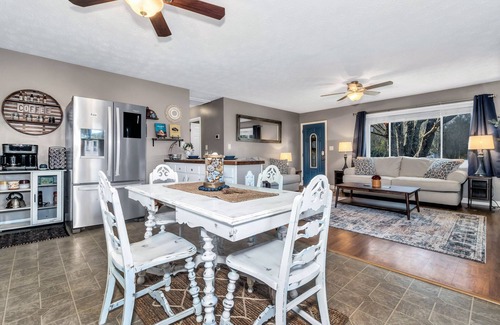 Candler Cottage | The Honeybee Cottage: Conveniently located close to Asheville