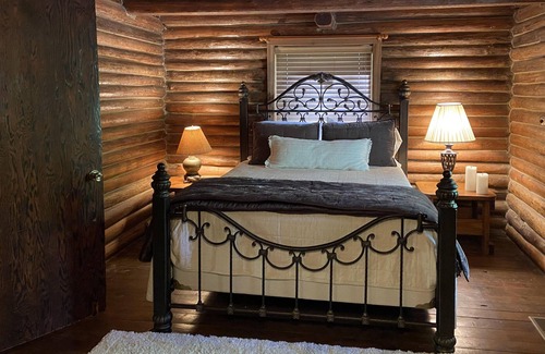 Drasco Cabin | "The Honeymooner" - a rustic, quaint little cabin. OPEN LABOR DAY WEEKEND