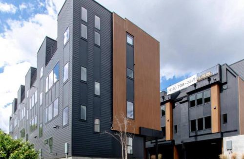 Katie Hill Neighborhood House | The Honkytonk Haven Hot Tub And Mini Golf Rooftop