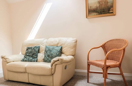 Tenbury Wells House | THE HOP KILN, pet friendly, with a garden in Tenbury Wells