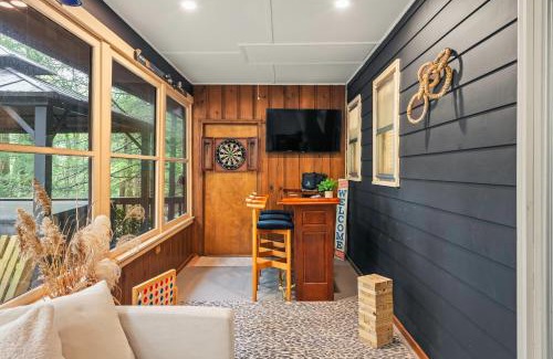 Lake Harmony House | The Horseshoe Hideaway Lake Harmony Cabin w Hot Tub Game Porch