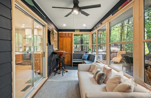 Lake Harmony House | The Horseshoe Hideaway Lake Harmony Cabin w Hot Tub Game Porch