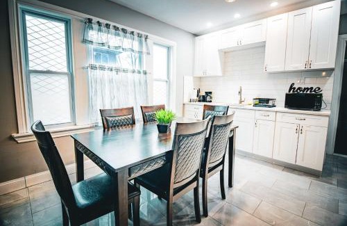 Niagara Falls House | The Horseshoe Villa 6br 2 Bath near the falls