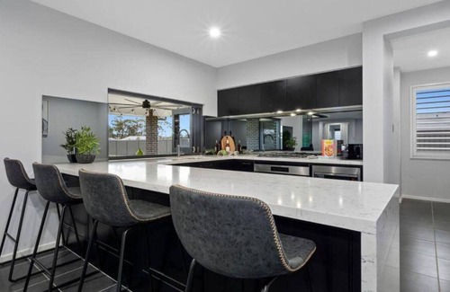 Kitchener House | The Hot Tub Haven at Onyx Abode Style & Class and room for 15 guests