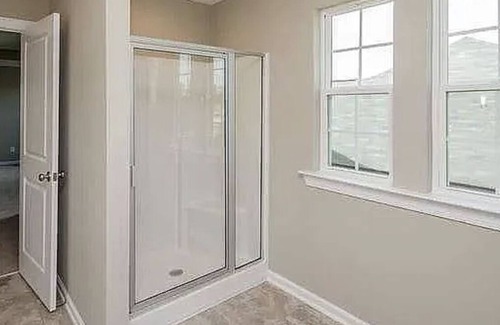Canterbury Farms House | The Hot Tub Retreat- Spacious Charming Home in Canterbury Farms