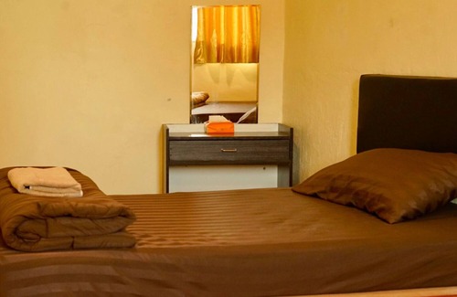 Chana Songkhram Hotel | The House Hostel