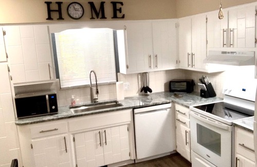 Uniontown House | The House Hotels- E. Turkeyfoot Clean & Cozy 3 Bedroom House - 12 Mins. to Airport