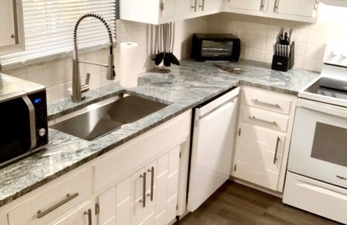 Uniontown House | The House Hotels- E. Turkeyfoot Clean & Cozy 3 Bedroom House - 12 Mins. to Airport