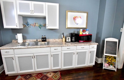 Lakewood Apartment | The House Hotels - Ridgewood Upper 3 Bedroom House