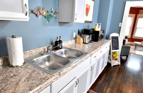 Lakewood Apartment | The House Hotels - Ridgewood Upper 3 Bedroom House