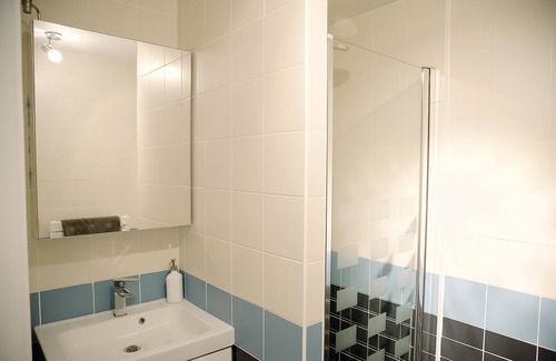 Vannes Cottage | The House of bubbles, central Valves & private parking