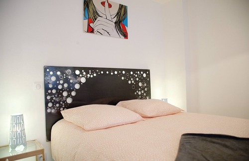 Vannes Cottage | The House of bubbles, central Valves & private parking