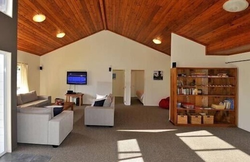 Onetangi Cottage | THE HOUSE OF PLENTY, family friendly, with a garden in Onetangi