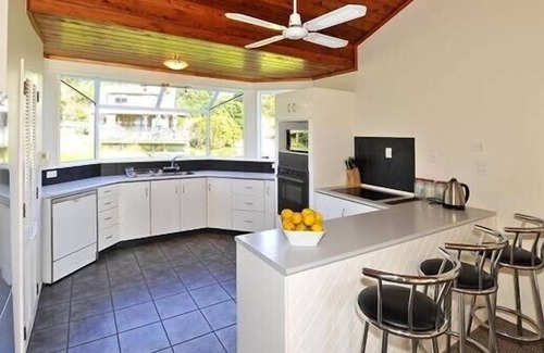 Onetangi Cottage | THE HOUSE OF PLENTY, family friendly, with a garden in Onetangi