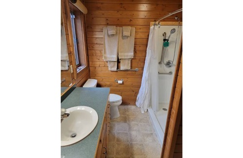 Hayward Cabin | The House on Round - Book for Fall Colors Now! Kayaks Included!