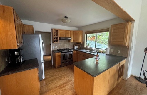 West Kelowna Estates House | The house that survived the fire 8 mins to downtown.