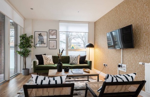 Haggerston Apartment | The Hoxton Docks - Modern & Bright 1BDR Flat With Study Room & Balcony