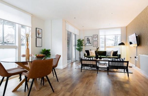 Haggerston Apartment | The Hoxton Docks - Modern & Bright 1BDR Flat With Study Room & Balcony