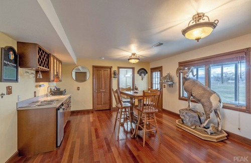 Helena House | The Hunter's Lodge on Hauser: The Perfect Getaway!