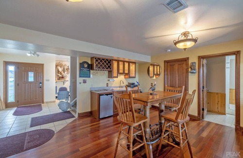 Helena House | The Hunter's Lodge on Hauser: The Perfect Getaway!