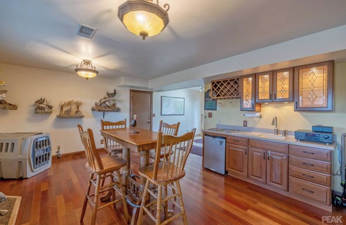 Helena House | The Hunter's Lodge on Hauser: The Perfect Getaway!